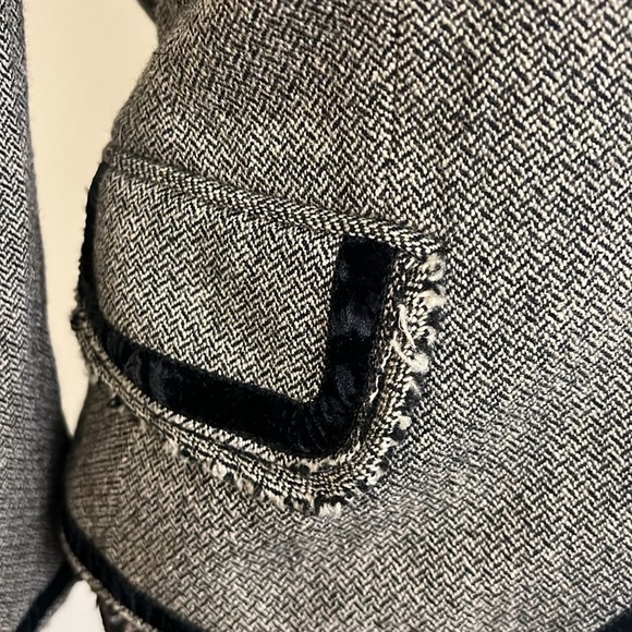 Banana Republic Fully Lined Wool Blazer with Faux Pockets with Trim, Sz. 4. - Picture 6 of 14